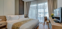 Deluxe Pool Suite