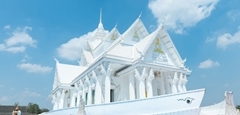 พาชมอุโบสถสีขาว สำเภาแก้วร้อยล้าน สถาปัตยกรรมศาสนาที่ ‘วัดหินแท่นลําภาชี กาญจนบุรี’