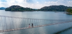 สะพานแขวนแก่งกระจาน จ.เพชรบุรี