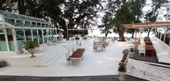 ร้านอาหารนั่งสบายริมชายหาด “เดอะ กลาสเฮ้าส์”