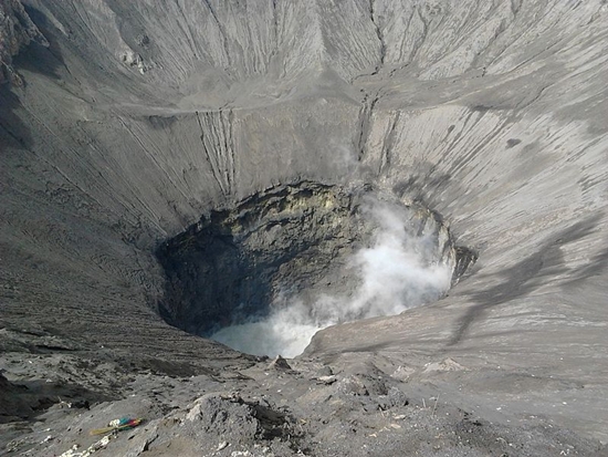 800px-Crater_Mount_Bromo_2012-06-21_09.32.01