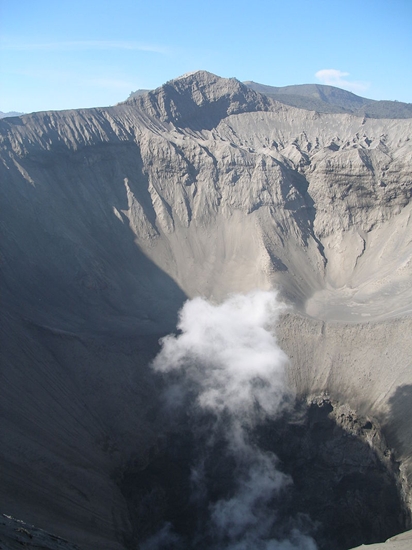 800px-Crater_of_Mount_Bromo